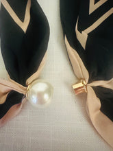 Load image into Gallery viewer, Scarf Pearl Magnetic Clasp Black and Coffee