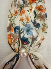 Load image into Gallery viewer, Scarf Pearl with Magnetic Clip Floral