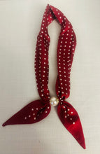 Load image into Gallery viewer, Scarf Pearl Magnetic Clasp Mini Burgundy Dot
