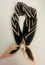 Load image into Gallery viewer, Scarf Pearl Magnetic Clasp Black and Coffee
