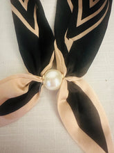 Load image into Gallery viewer, Scarf Pearl Magnetic Clasp Black and Coffee
