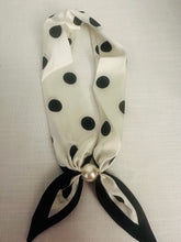 Load image into Gallery viewer, Scarf Pearl Magnetic Clasp White and Black
