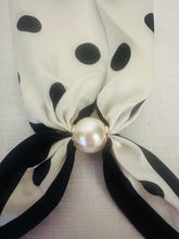 Load image into Gallery viewer, Scarf Pearl Magnetic Clasp White and Black

