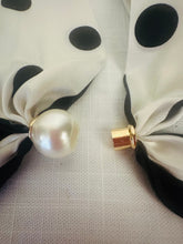 Load image into Gallery viewer, Scarf Pearl Magnetic Clasp White and Black
