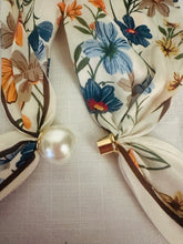 Load image into Gallery viewer, Scarf Pearl with Magnetic Clip Floral
